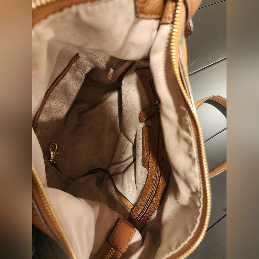 Michael Kors Lupita Medium Messenger bag in brown pebbled leather. - Picture 10 of 11